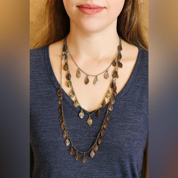 🩶💛Elegant Tritone Multilayer Leaf Necklace🩶💛/EUC - Picture 1 of 7